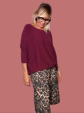 Bermuda fantasia leopardo indossato con maglione bordeaux, vista laterale