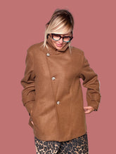 Cappotto corto camel con chiusura asimmetrica, vista frontale