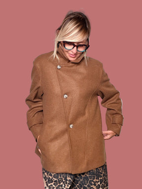 Cappotto corto camel con chiusura asimmetrica, vista frontale