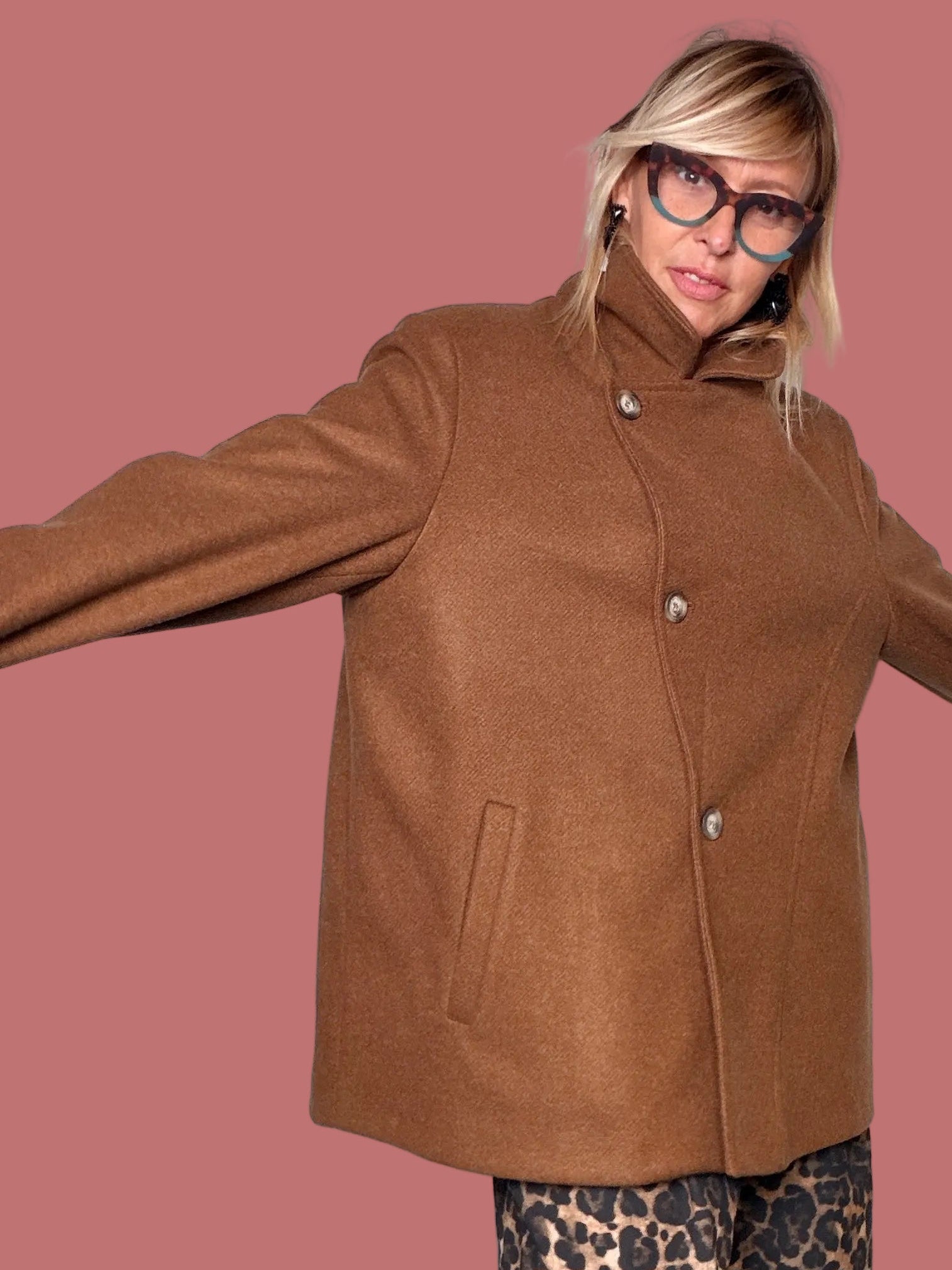 Cappotto corto camel, vista frontale con mano in tasca