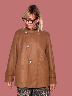 Cappotto corto camel, vista frontale con braccia aperte