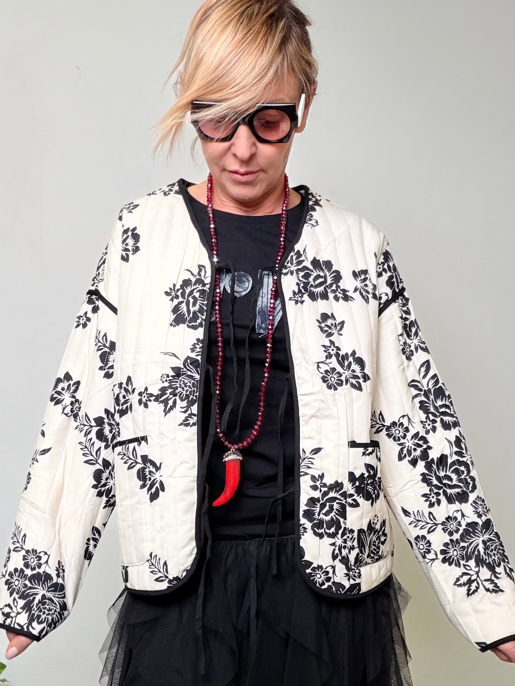 Giacca bomber trapuntata panna con stampa floreale nera