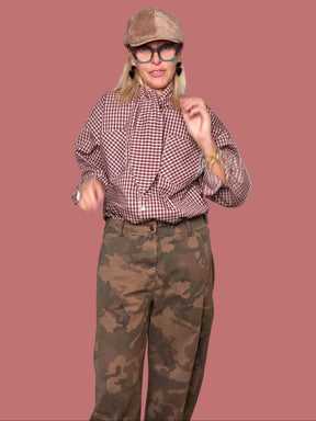Pantalone ampio camouflage marrone abbinato a camicia a quadretti, vista frontale
