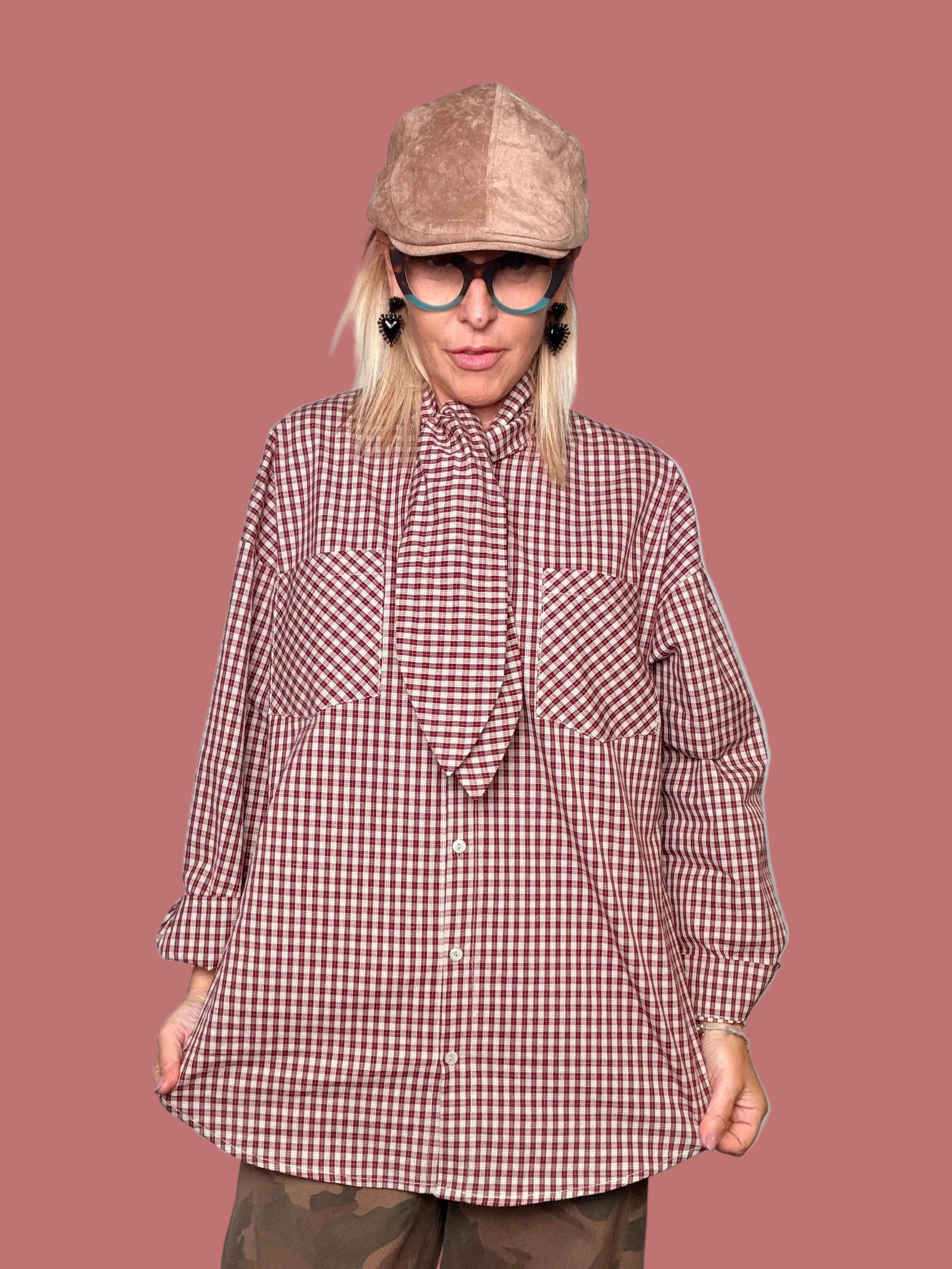 Camicia a quadretti con fiocco, vista frontale con cappello