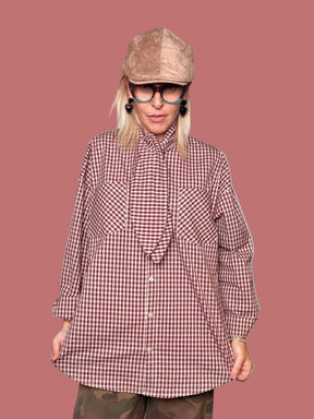 Camicia a quadretti con fiocco, vista frontale con cappello