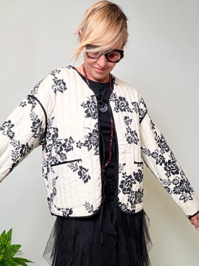 Giacca bomber trapuntata panna con stampa floreale nera