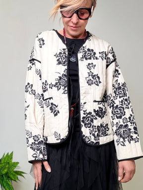 Giacca bomber trapuntata panna con stampa floreale nera