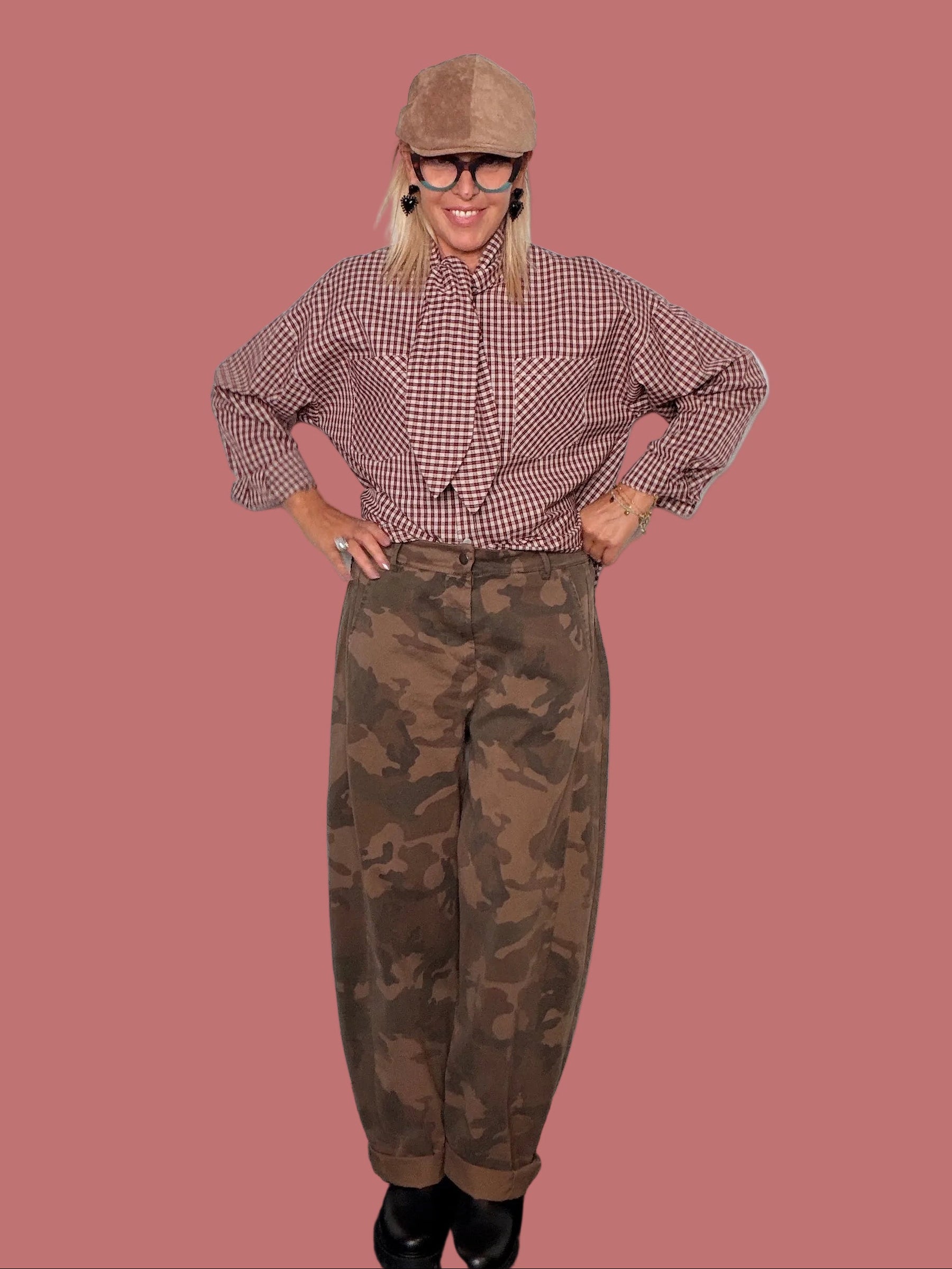 Pantalone ampio camouflage marrone, vista frontale con mani sui fianchi