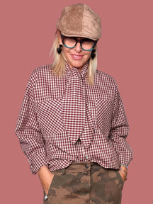Camicia a quadretti con fiocco, vista frontale con mani in tasca
