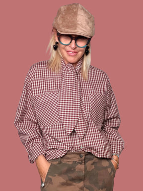 Camicia a quadretti con fiocco, vista frontale con mani in tasca