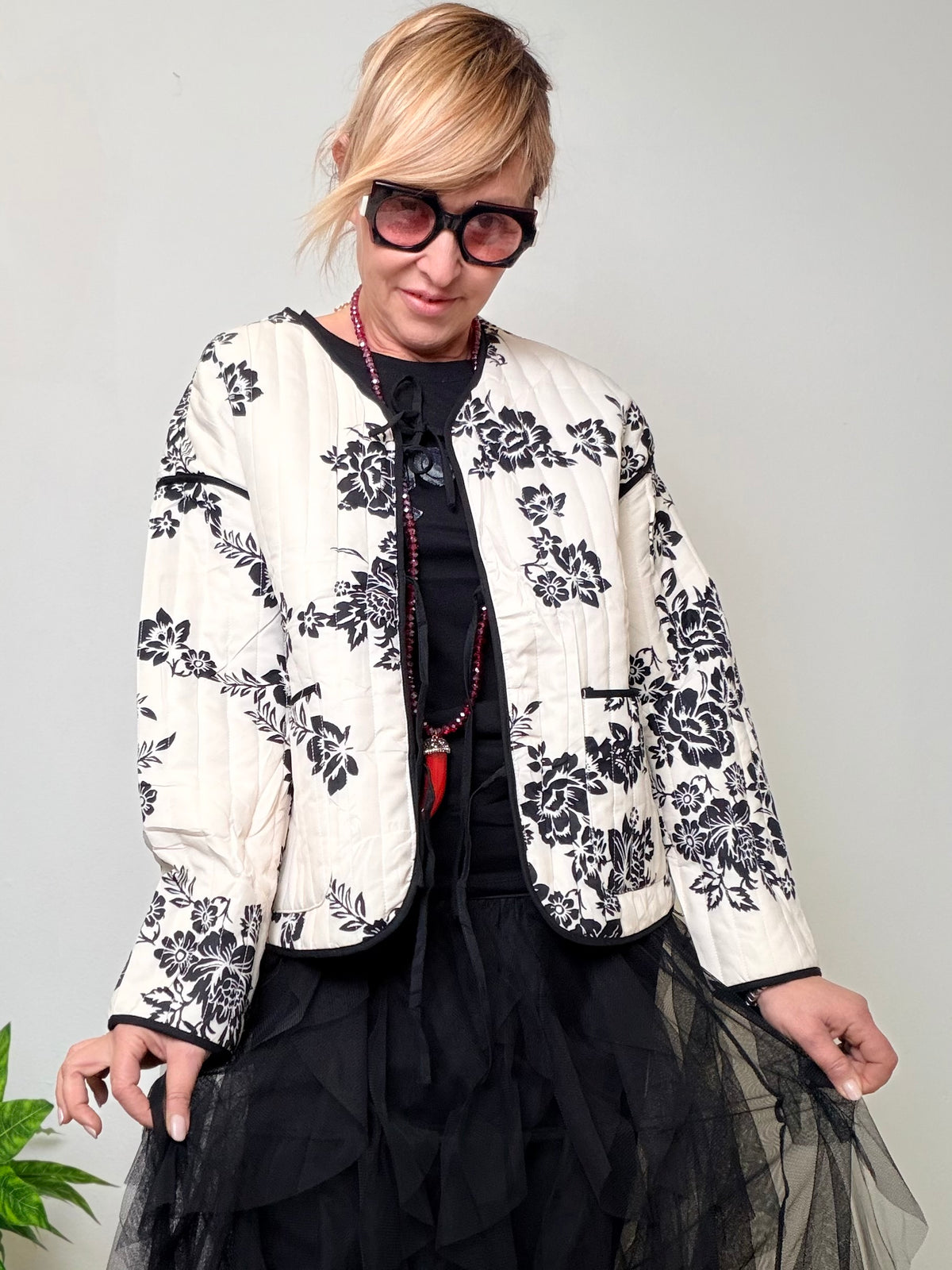 Giacca bomber trapuntata panna con stampa floreale nera