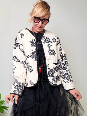 Giacca bomber trapuntata panna con stampa floreale nera