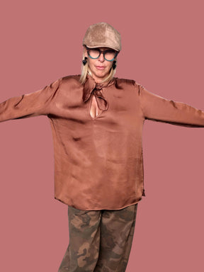 Blusa in viscosa satinata color rame con fiocco, vista frontale