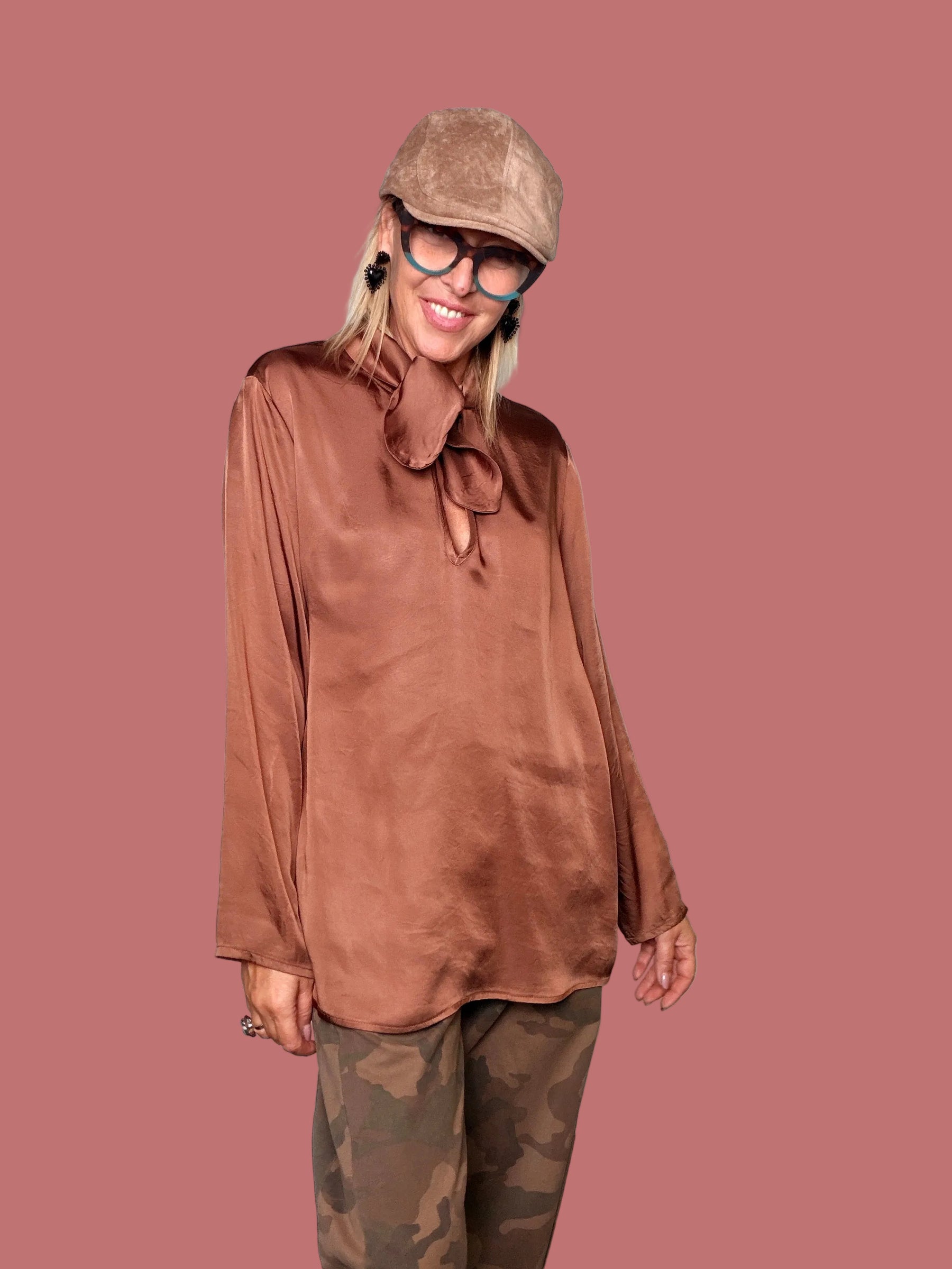 Blusa in viscosa satinata color rame con fiocco, vista frontale con braccia aperte