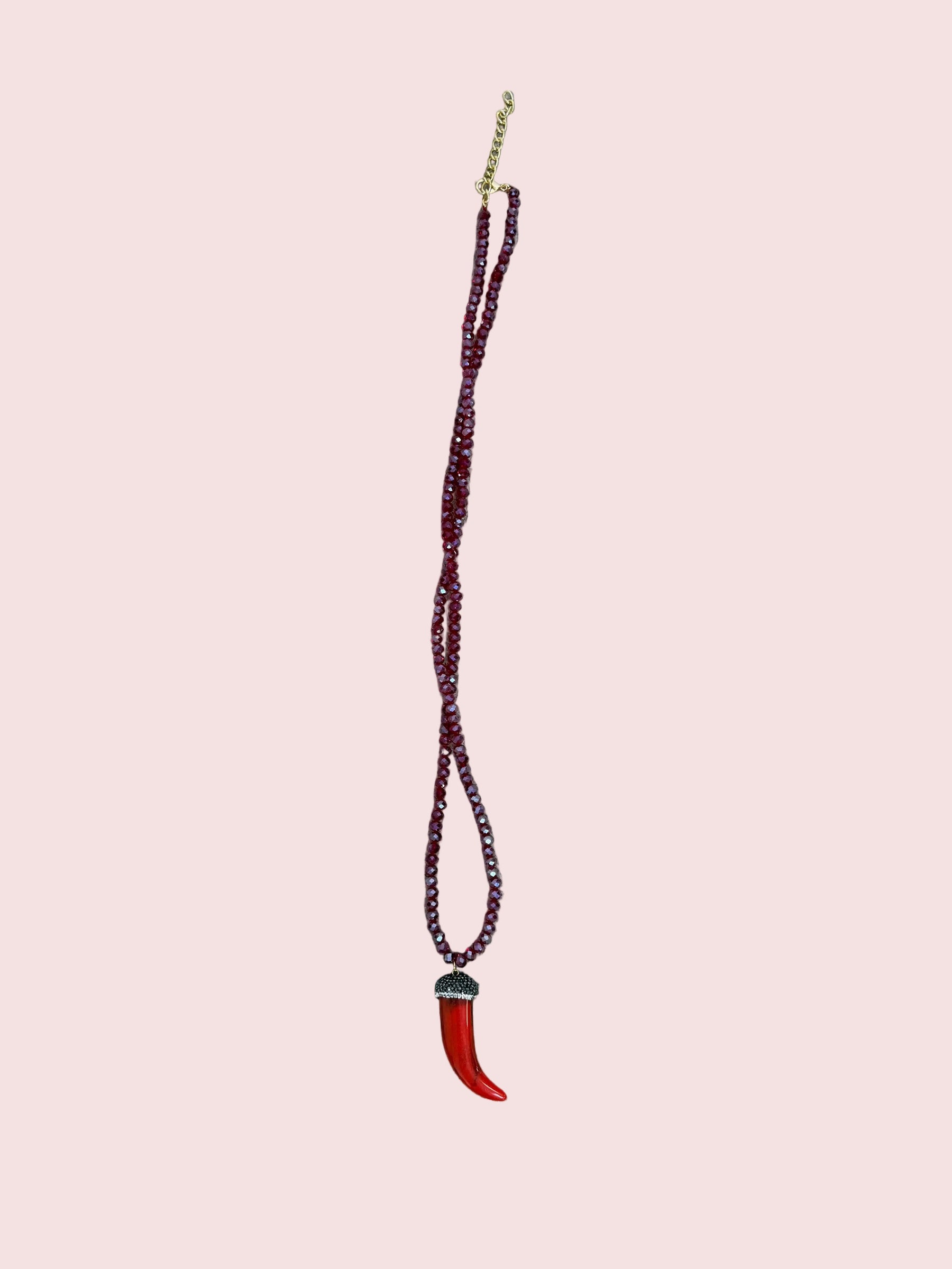 Collana lunga con cristalli sfaccettati e ciondolo corno portafortuna
