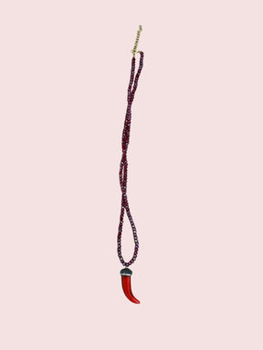 Collana lunga con cristalli sfaccettati e ciondolo corno portafortuna