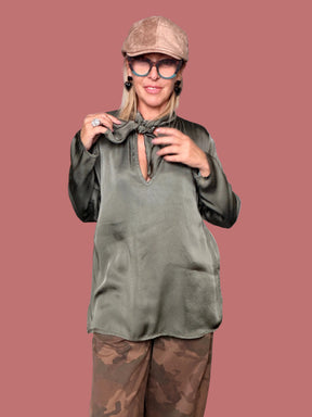 Blusa in viscosa satinata verde militare, vista laterale