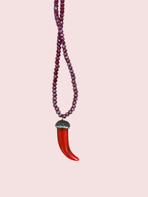 Collana lunga con cristalli sfaccettati e ciondolo corno portafortuna