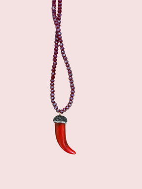 Collana lunga con cristalli sfaccettati e ciondolo corno portafortuna