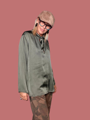 Blusa in viscosa satinata verde militare, dettaglio fiocco