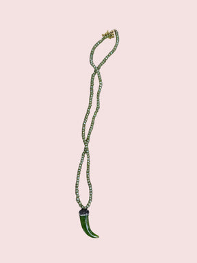 Collana lunga con cristalli sfaccettati e ciondolo corno portafortuna
