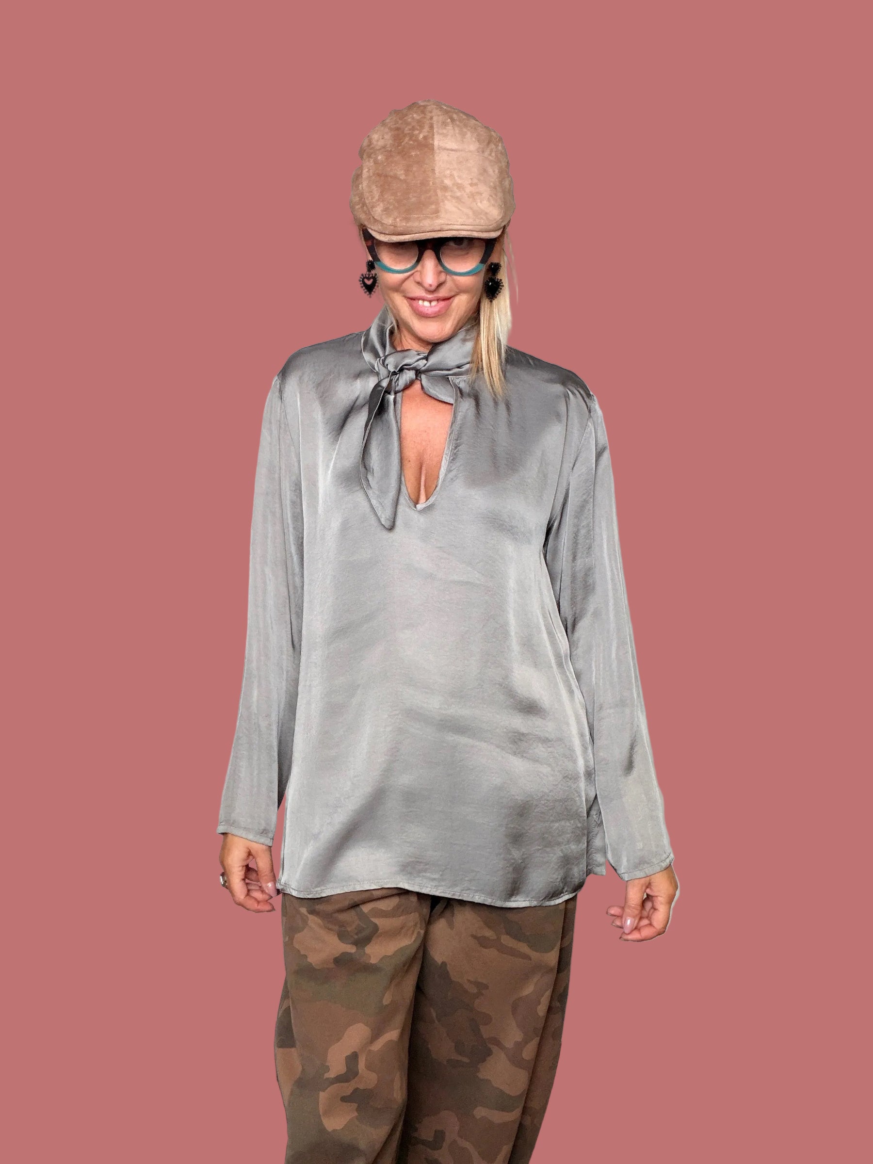 Blusa in viscosa satinata grigio tortora, vista frontale con braccia aperte