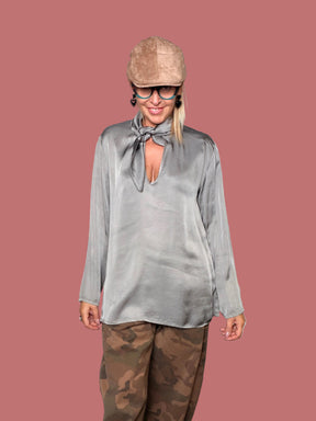 Blusa in viscosa satinata grigio tortora, vista frontale con braccia aperte