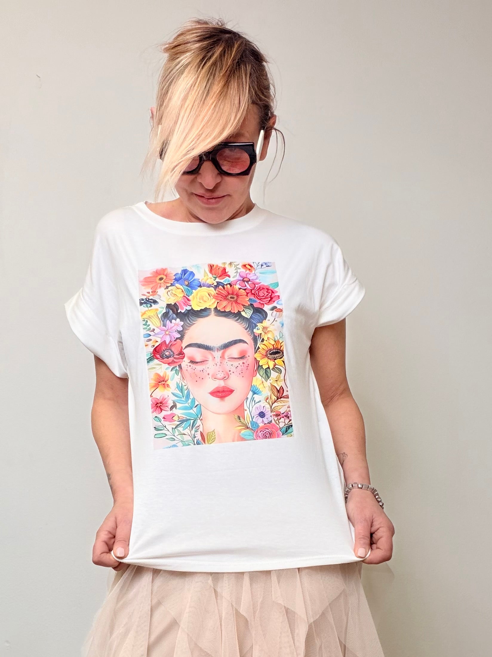 T-shirt bianca in cotone con stampa artistica Frida Kahlo