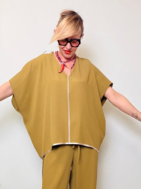 Casacca oversize con scollo a V e profili a contrasto