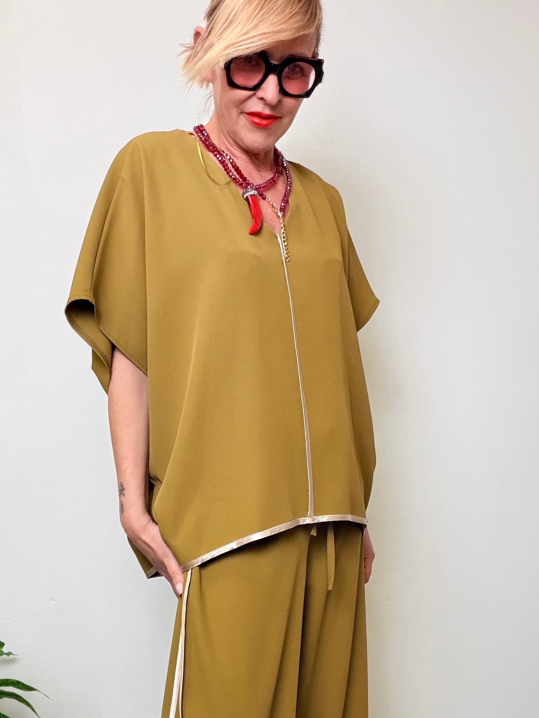 Casacca oversize con scollo a V e profili a contrasto