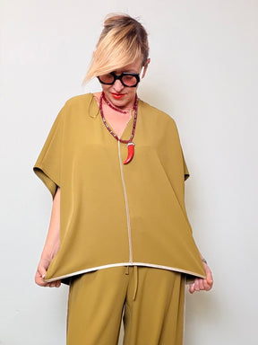 Casacca oversize con scollo a V e profili a contrasto