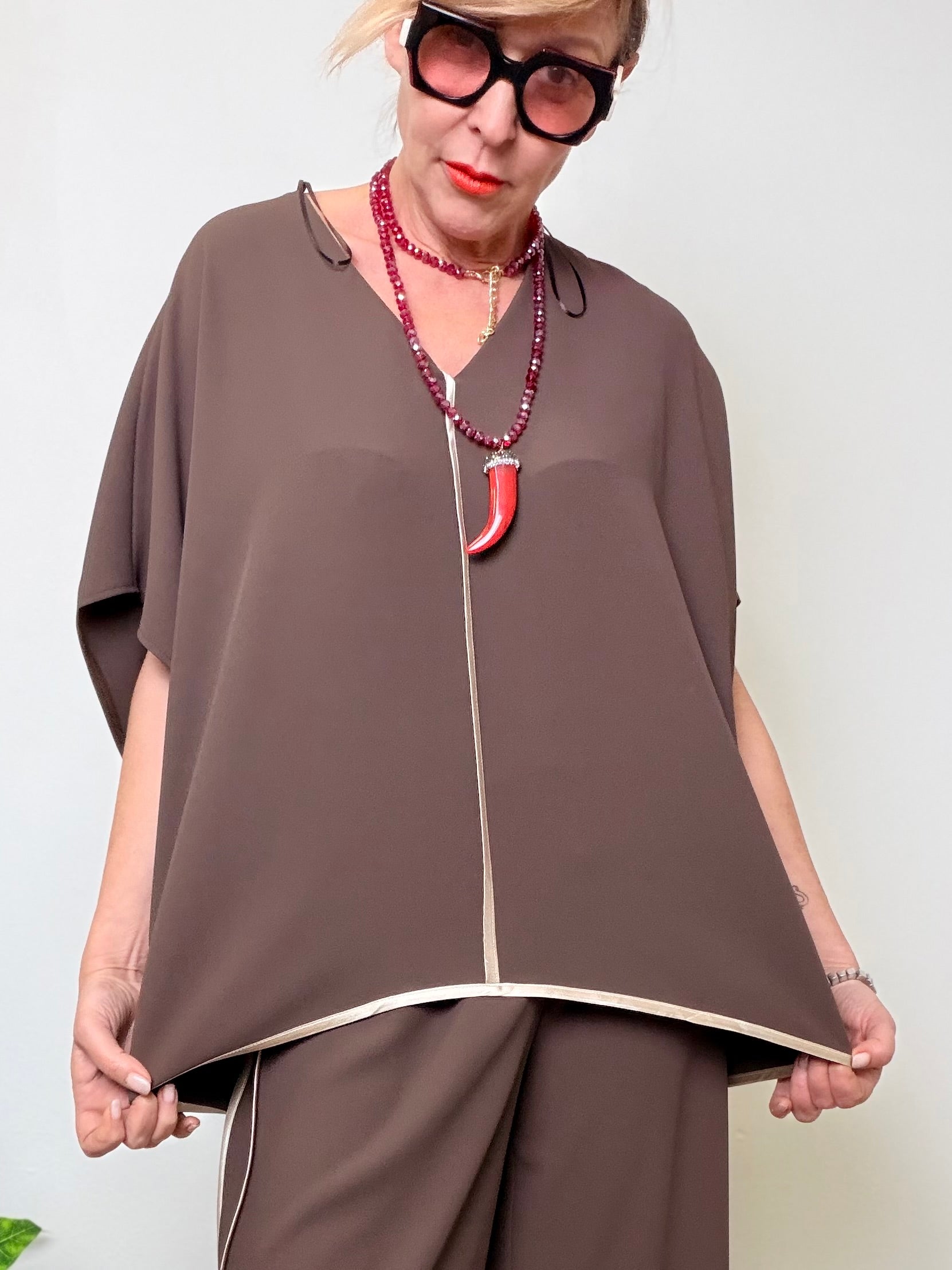 Casacca oversize con scollo a V e profili a contrasto