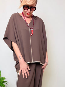 Casacca oversize con scollo a V e profili a contrasto