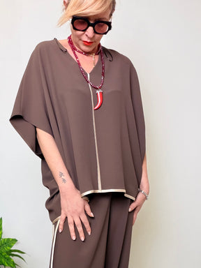 Casacca oversize con scollo a V e profili a contrasto