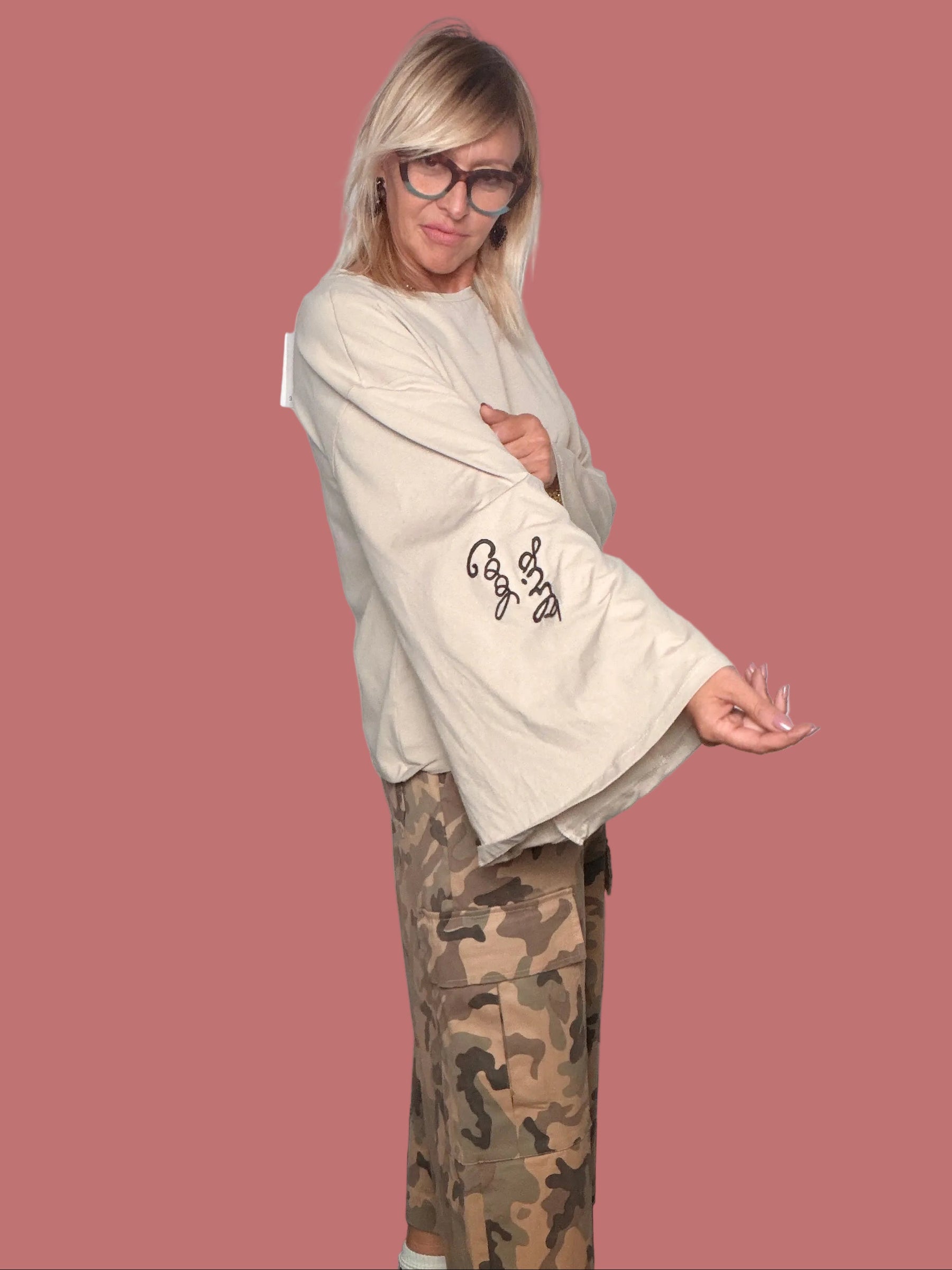 Maglia manica campana color nocciola con pantalone cargo, vista laterale