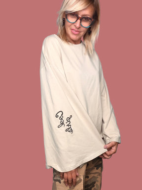 Maglia manica campana color nocciola con scritta ricamata sul braccio
