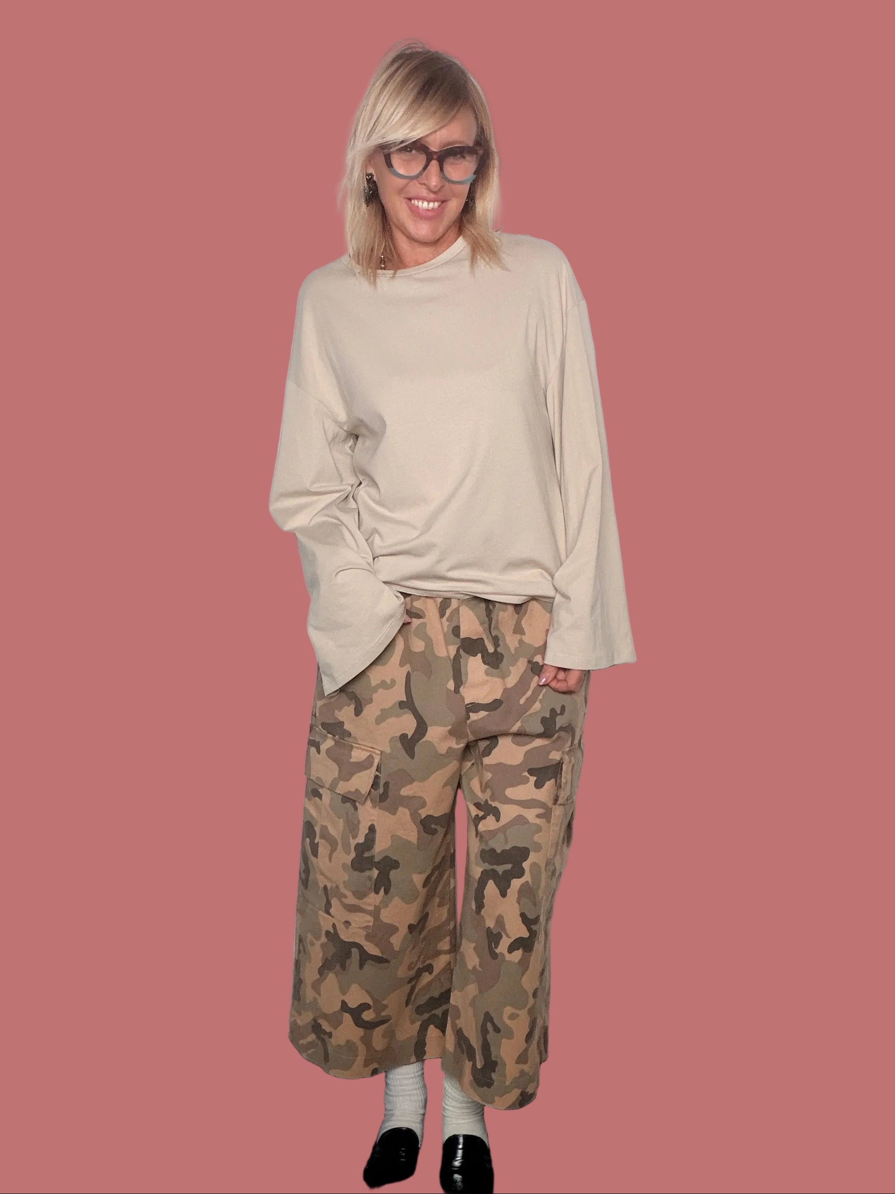 Maglia manica campana color nocciola con pantalone cargo, vista frontale
