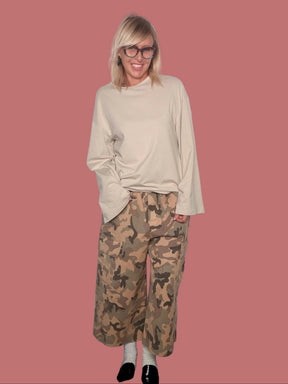 Maglia manica campana color nocciola con pantalone cargo, vista frontale