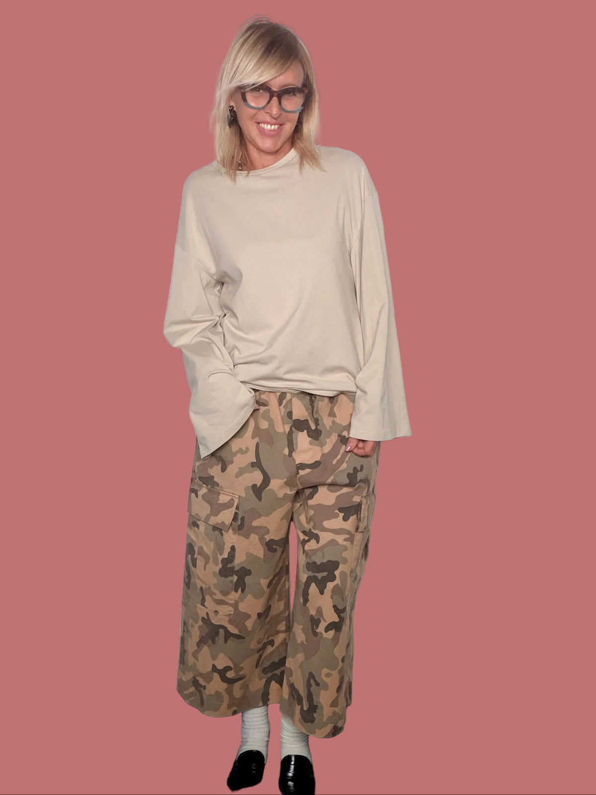 Bermuda camo con tascone laterale, vista frontale