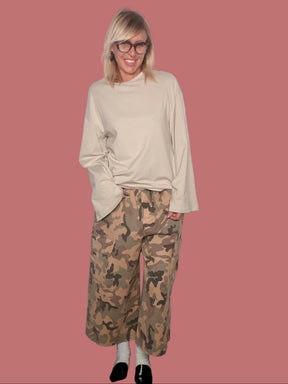 Bermuda camo con tascone laterale, vista frontale