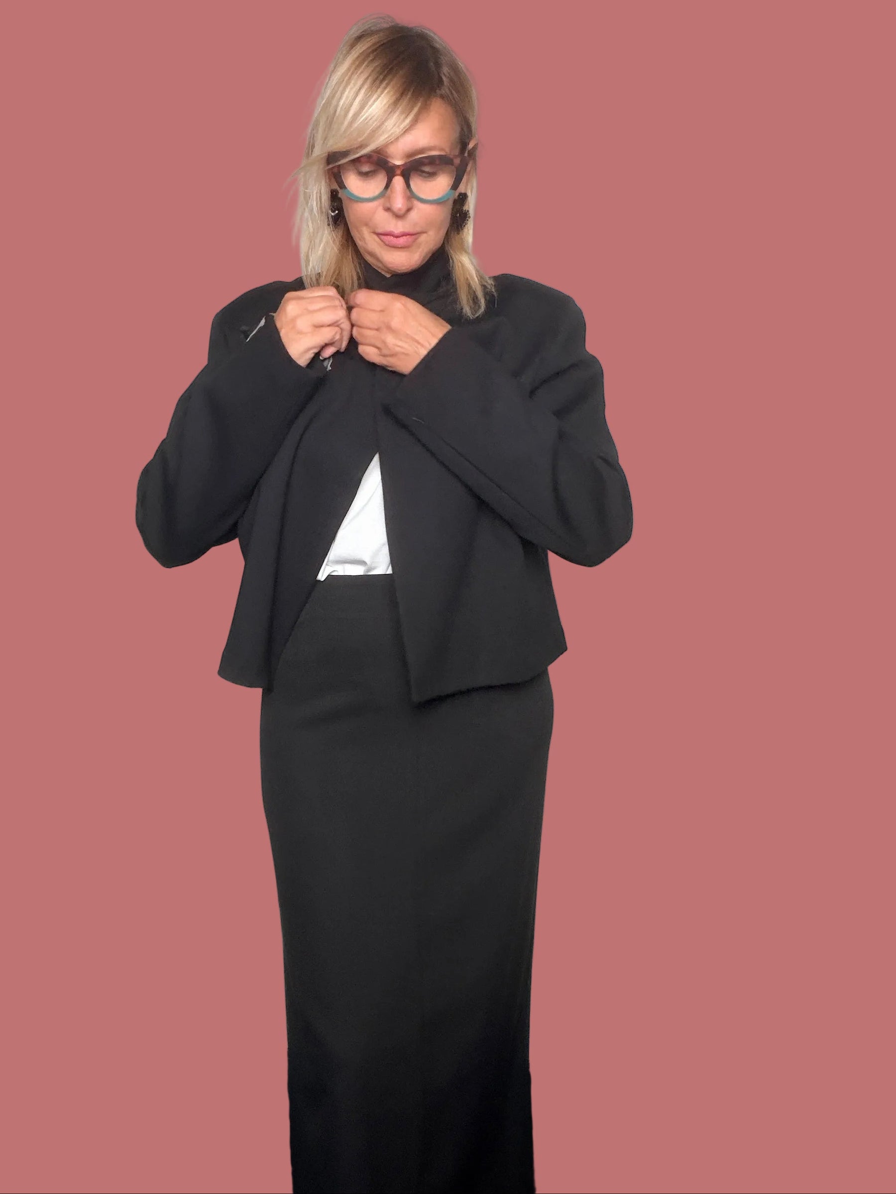 Giacca nera cropped con collo a bottoncino, vista frontale