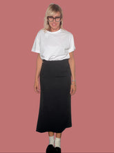 Gonna matita nera con t-shirt bianca, vista frontale