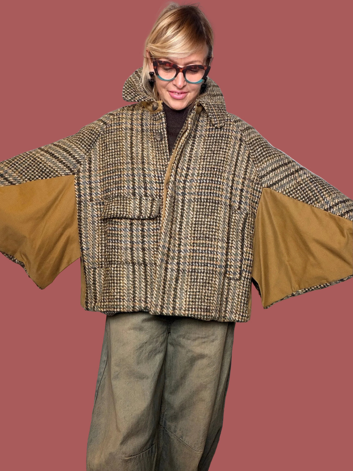 Cappotto mantella a quadri con fodera a contrasto