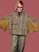 Cappotto mantella a quadri con fodera a contrasto