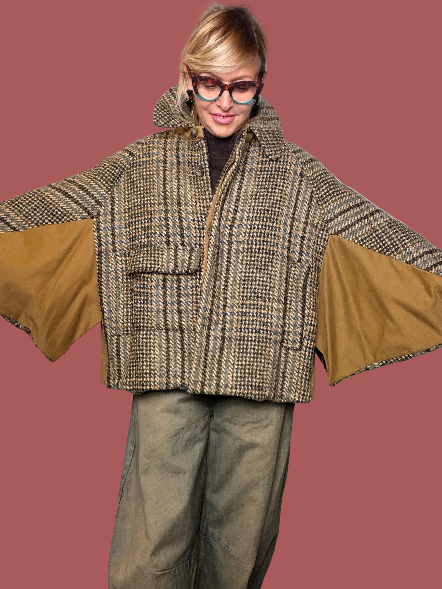 Cappotto mantella a quadri con fodera a contrasto