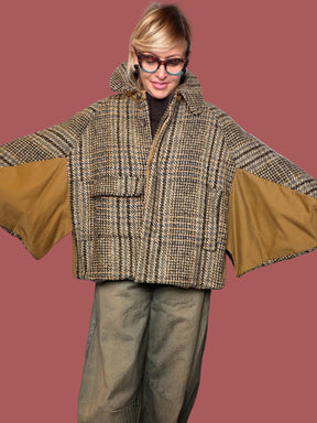 Cappotto mantella a quadri con fodera a contrasto