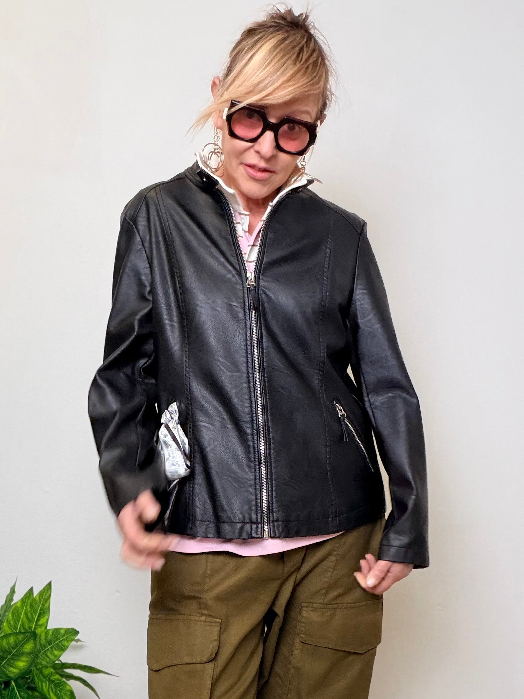 Chiodo Ecopelle Nero con Foulard