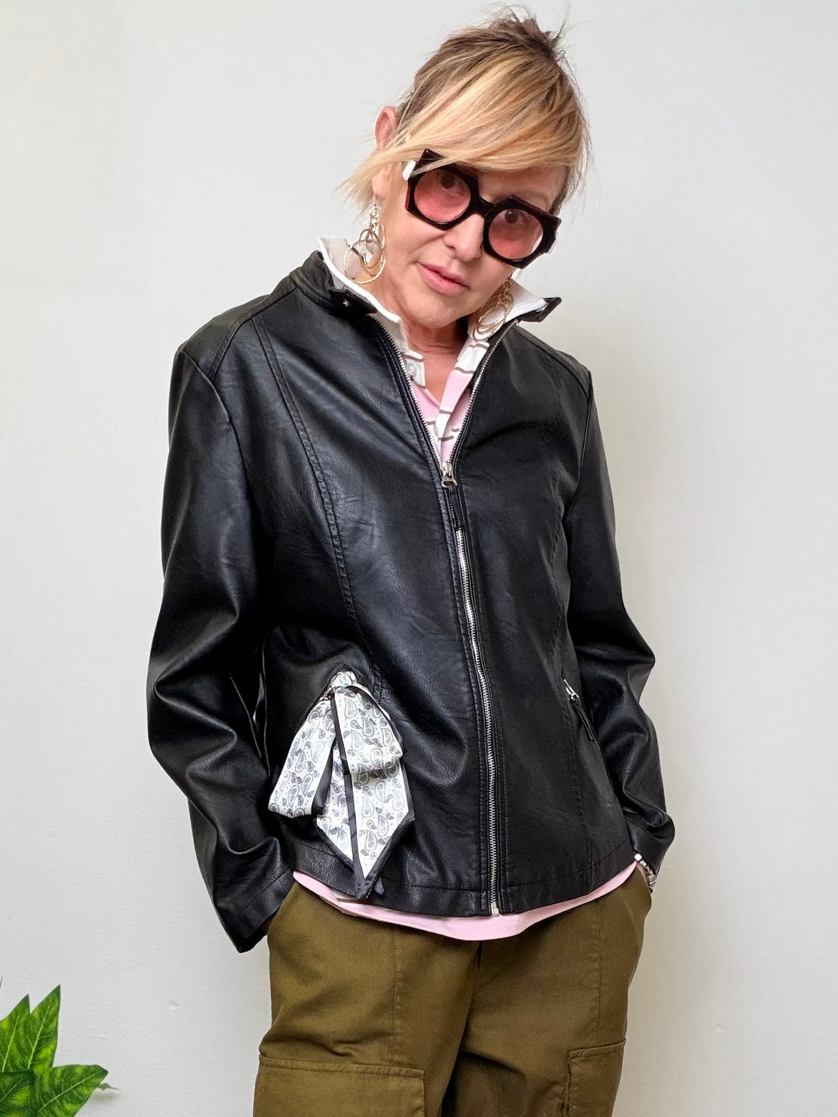 Chiodo Ecopelle Nero con Foulard