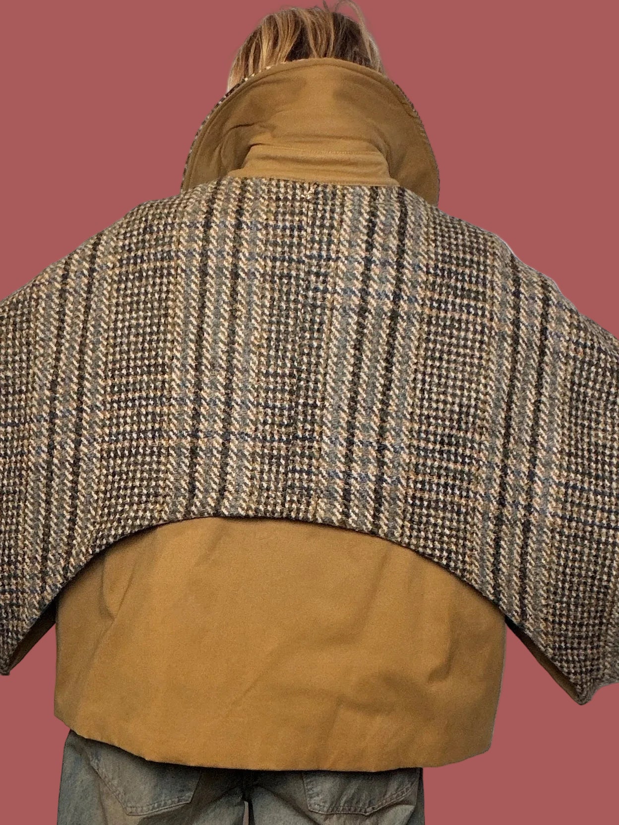 Cappotto mantella a quadri con fodera a contrasto