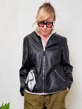 Chiodo Ecopelle Nero con Foulard